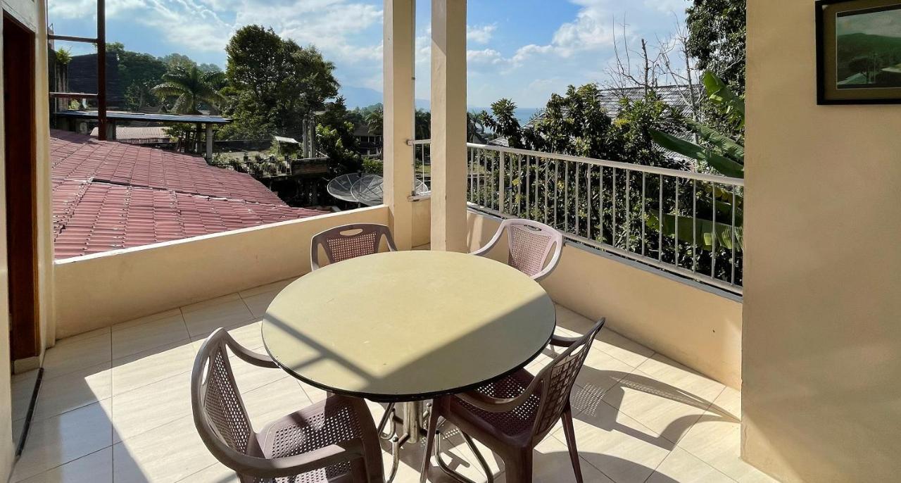 Valencia Homestay Redpartner Parapat Εξωτερικό φωτογραφία