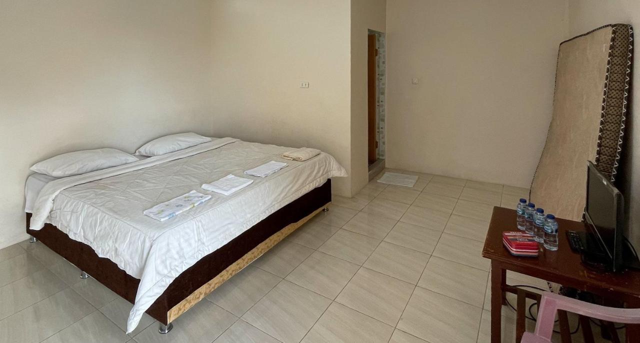 Valencia Homestay Redpartner Parapat Εξωτερικό φωτογραφία