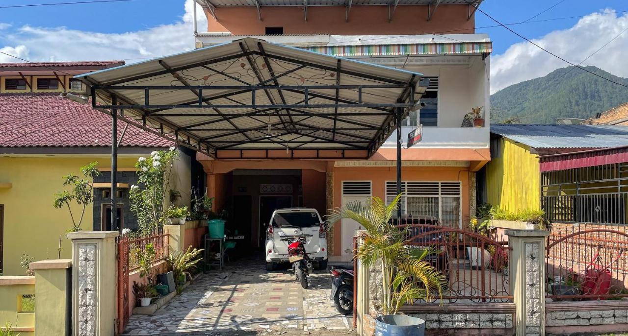 Valencia Homestay Redpartner Parapat Εξωτερικό φωτογραφία